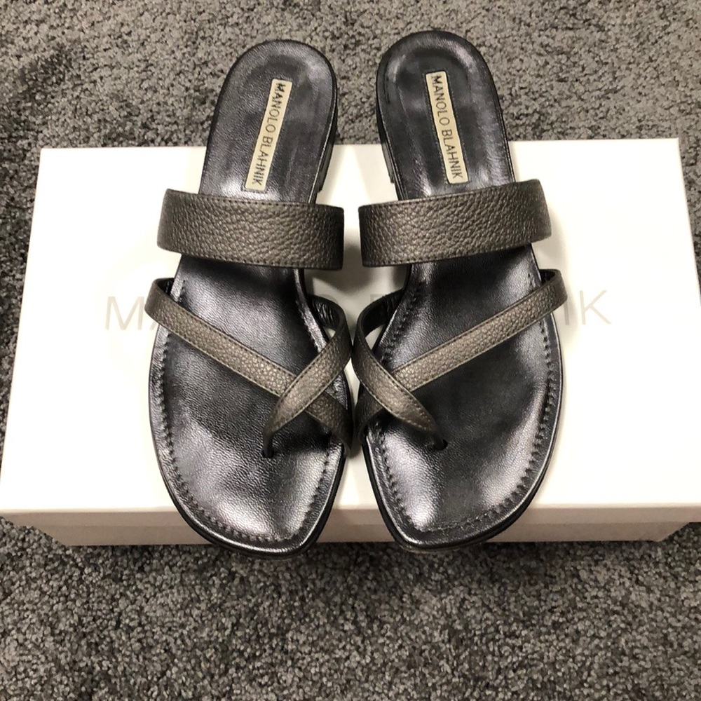 Women’s Manolo Blahnik grey metallic Anthracite leather flat sandals
